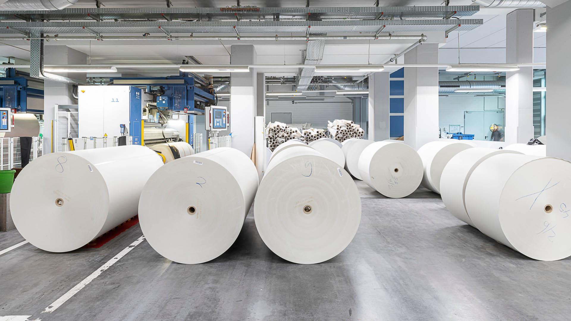Raum mit großen weißen Papierrollen – die Papierzuführung für den Druck der Medien von Oberpfalz Medien.