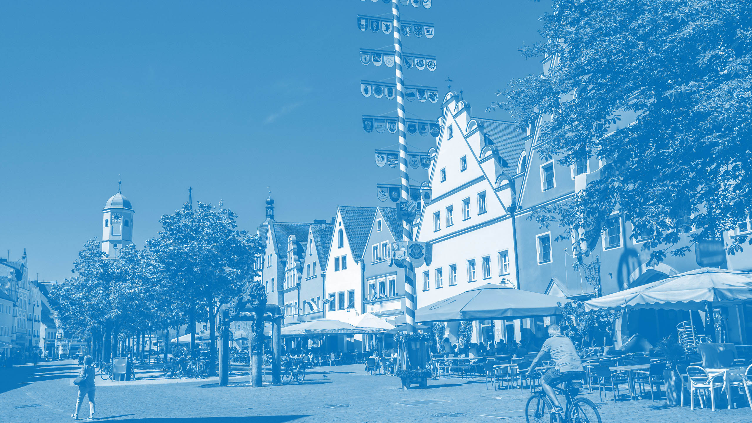 Blick auf den Weidener Marktplatz mit Maibaum, Häusern und Menschen zeigt die Verbundenheit von Oberpfalz Medien zur Region.
